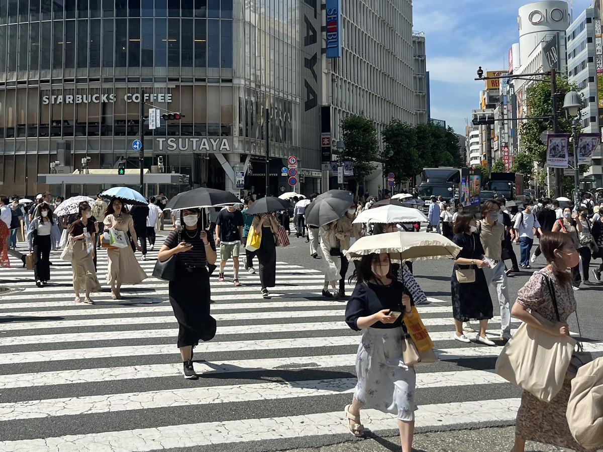 日傘を差した人が行き交う渋谷駅前スクランブル交差点（6月29日午後）