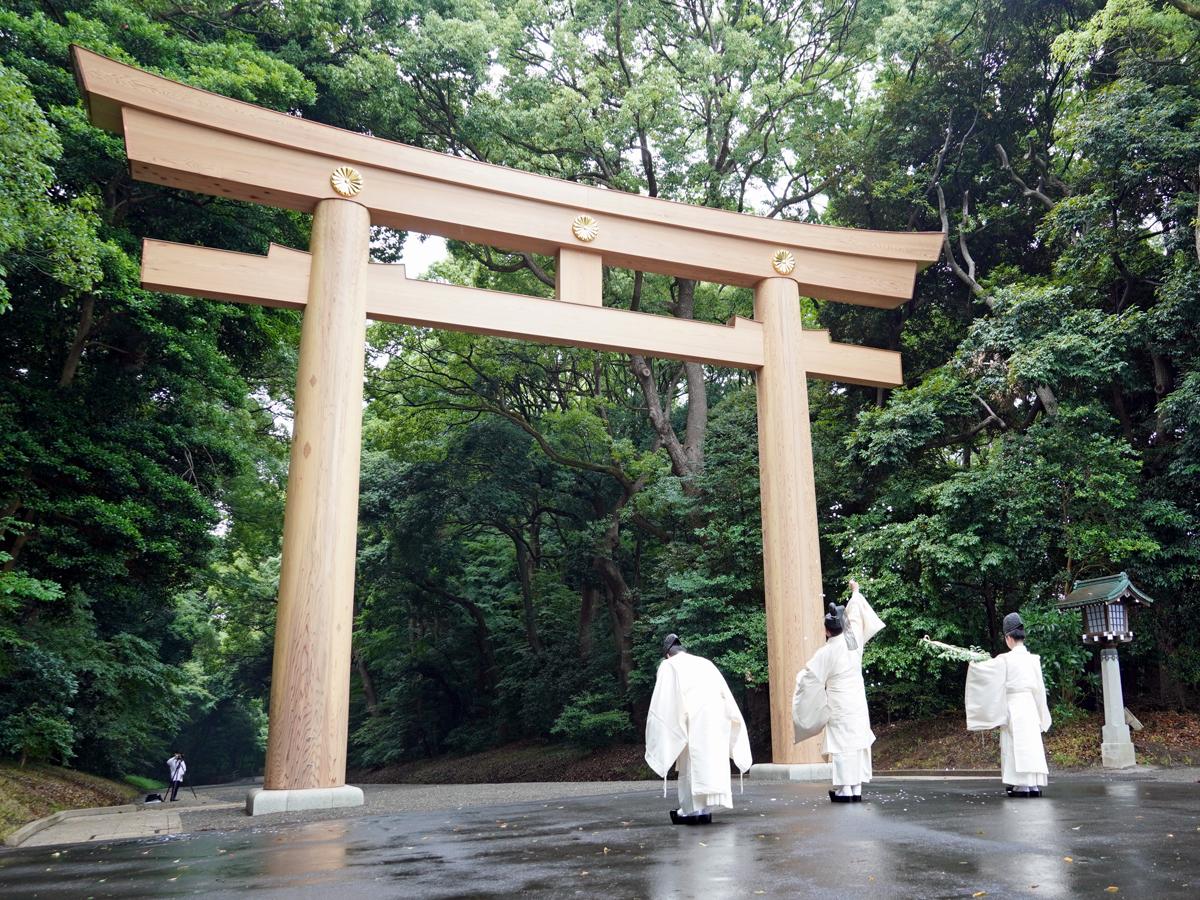 雨のなか行われた「清祓の儀」の様子。新鳥居は全て国産の木材を使用し造られた