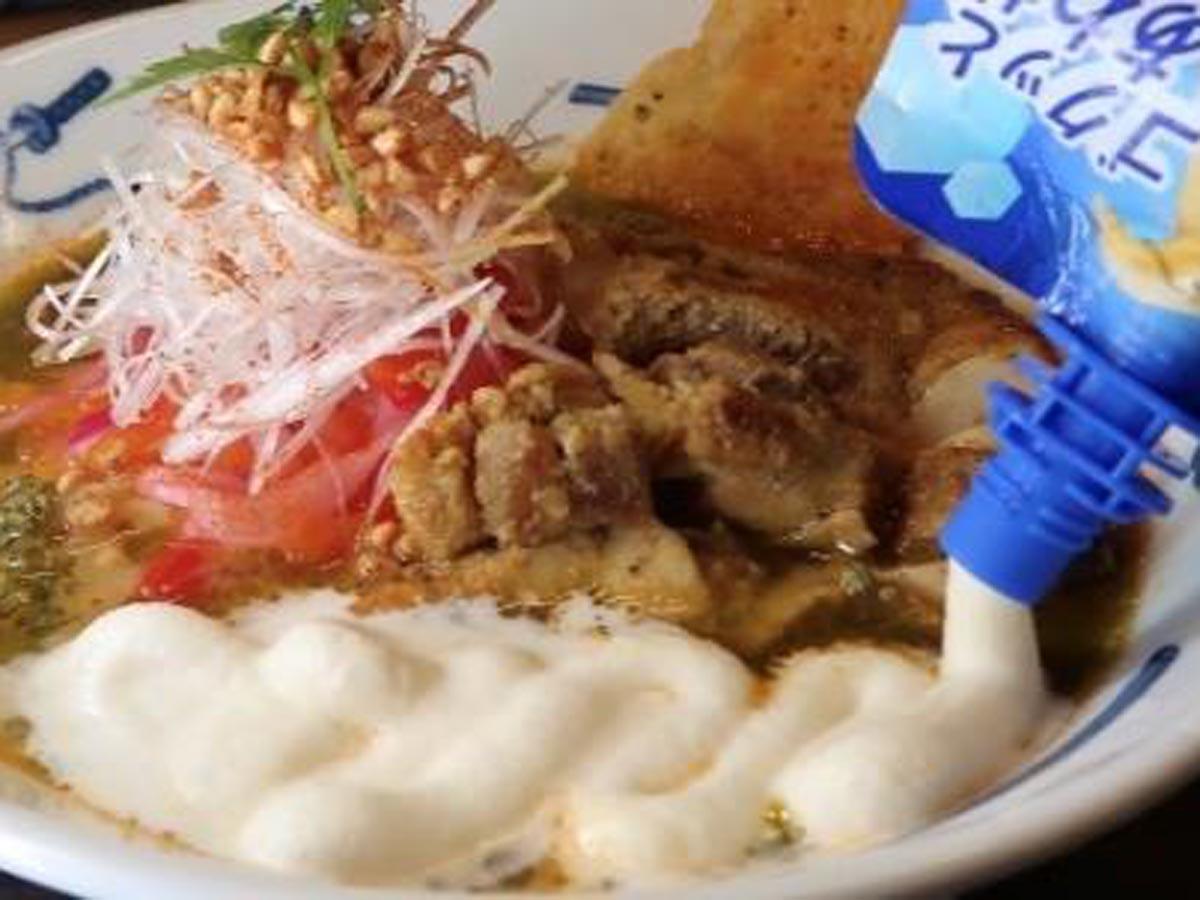 別添えの「ミニクーリッシュ バニラ」をかけて食べる