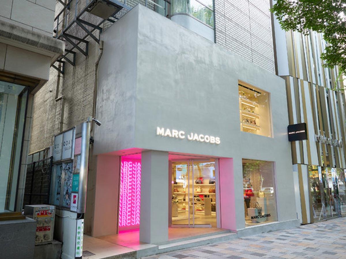 コンクリートの店舗外観