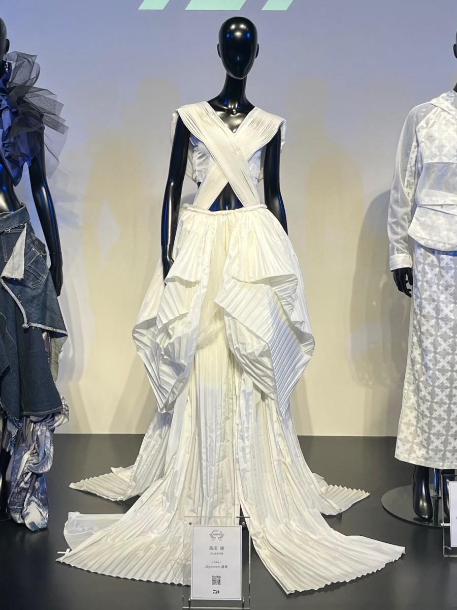 文化服装学院2年の高田綾さんがウエディングドレスをイメージして作ったドレス