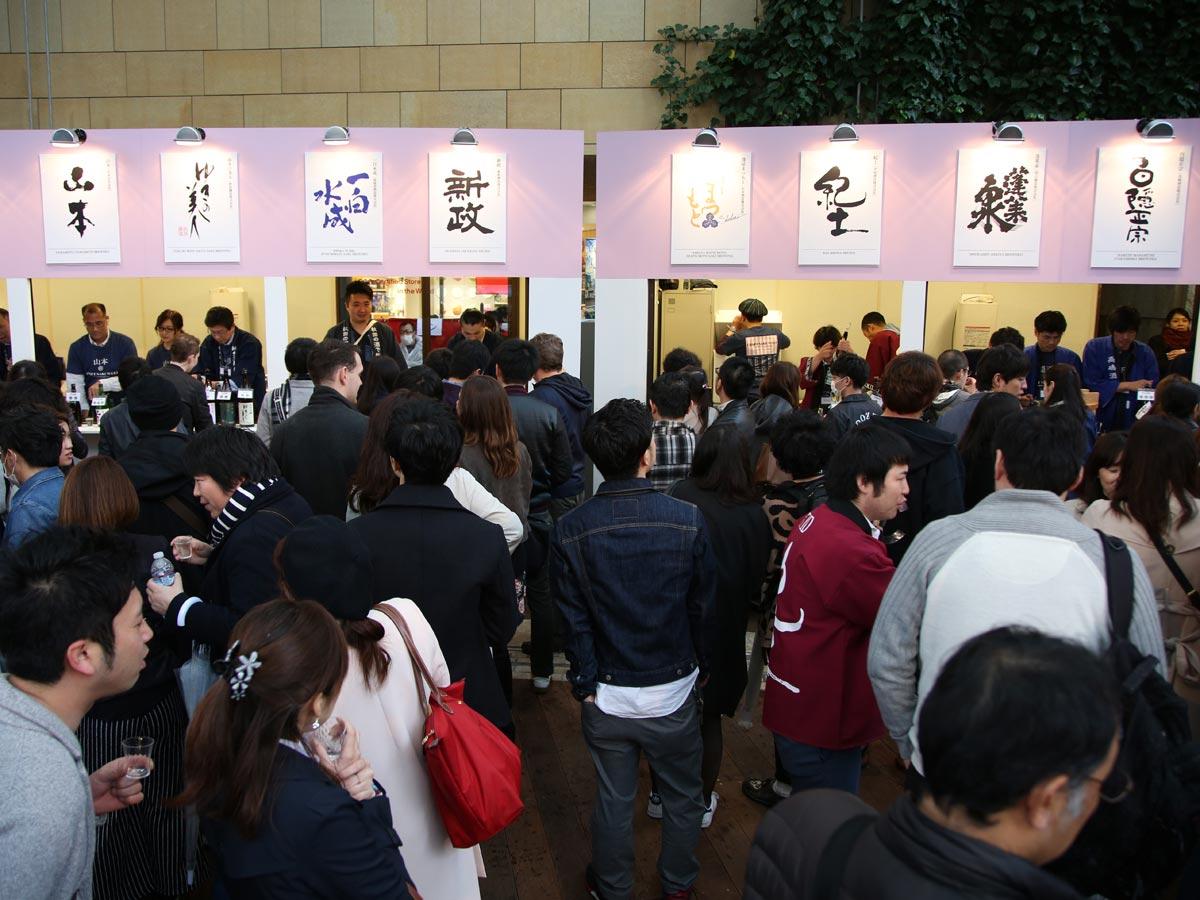 国内各地の酒蔵が出展する（写真は過去開催時の様子）