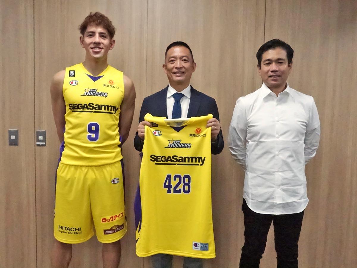 （左から）ベンドラメ礼生選手、長谷部健渋谷区長、伊佐勉ヘッドコーチ