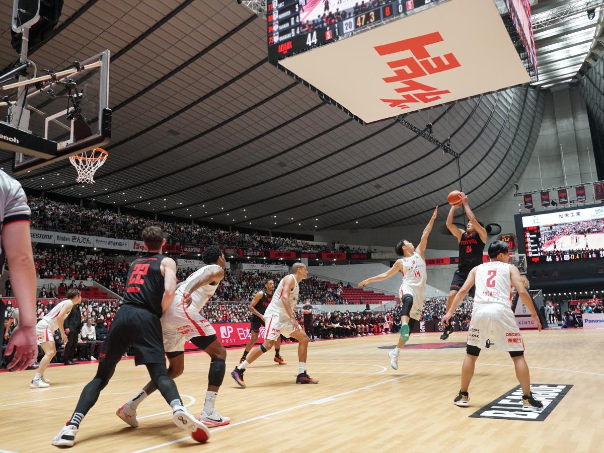 新ホームアリーナ国立代々木競技場第一体育館での開幕戦を迎えたアルバルク東京（黒のユニホーム）
