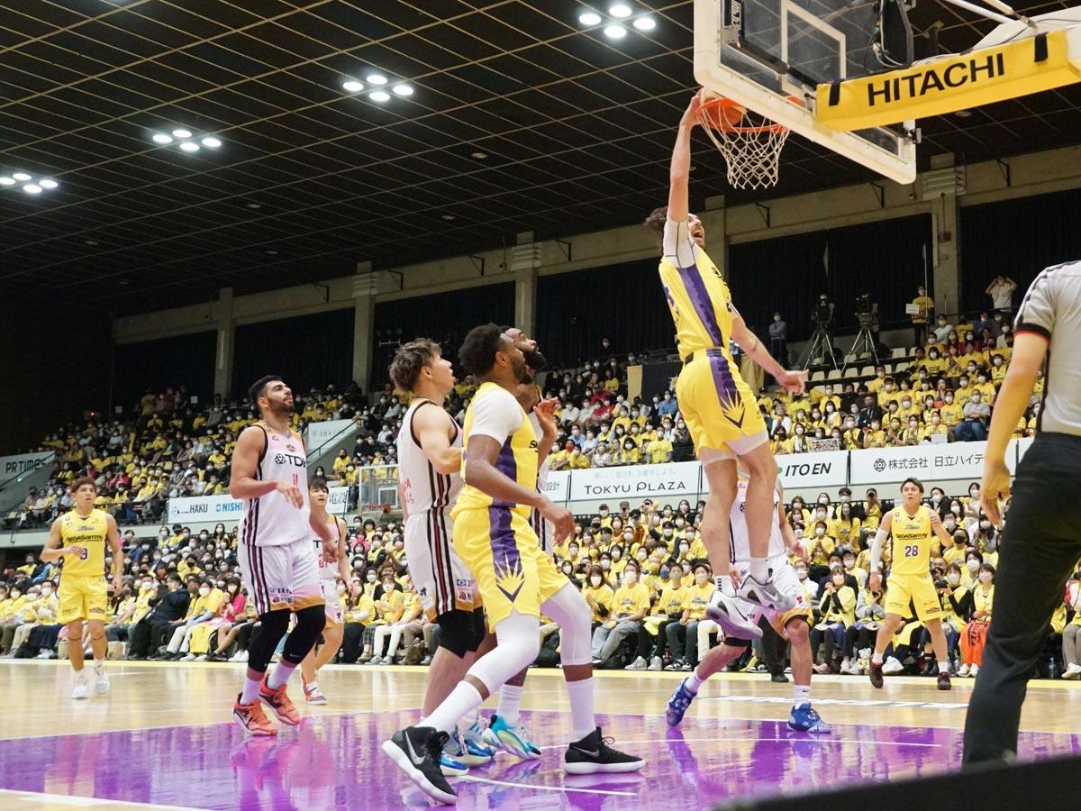 3000人を越す観客の前でホーム開幕戦を迎えたサンロッカーズ渋谷（黄色のユニホーム）
