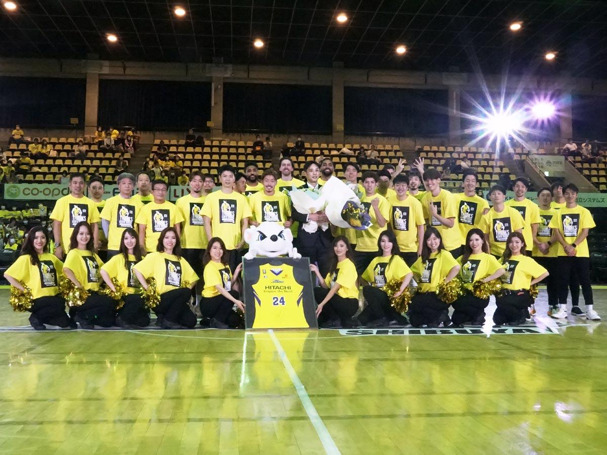 セレモニーに参加した広瀬健太さん（写真中央）とサンロッカーズ渋谷の選手たち