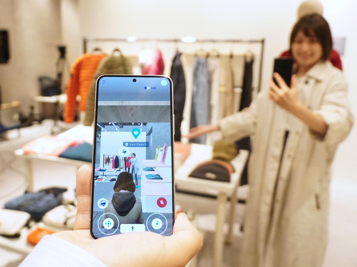 リアルに再現された実店舗をバーチャル上で体験できる（写真はアパレルショップでの利用イメージ、実際は実店舗に足を運ばないで体験できる）