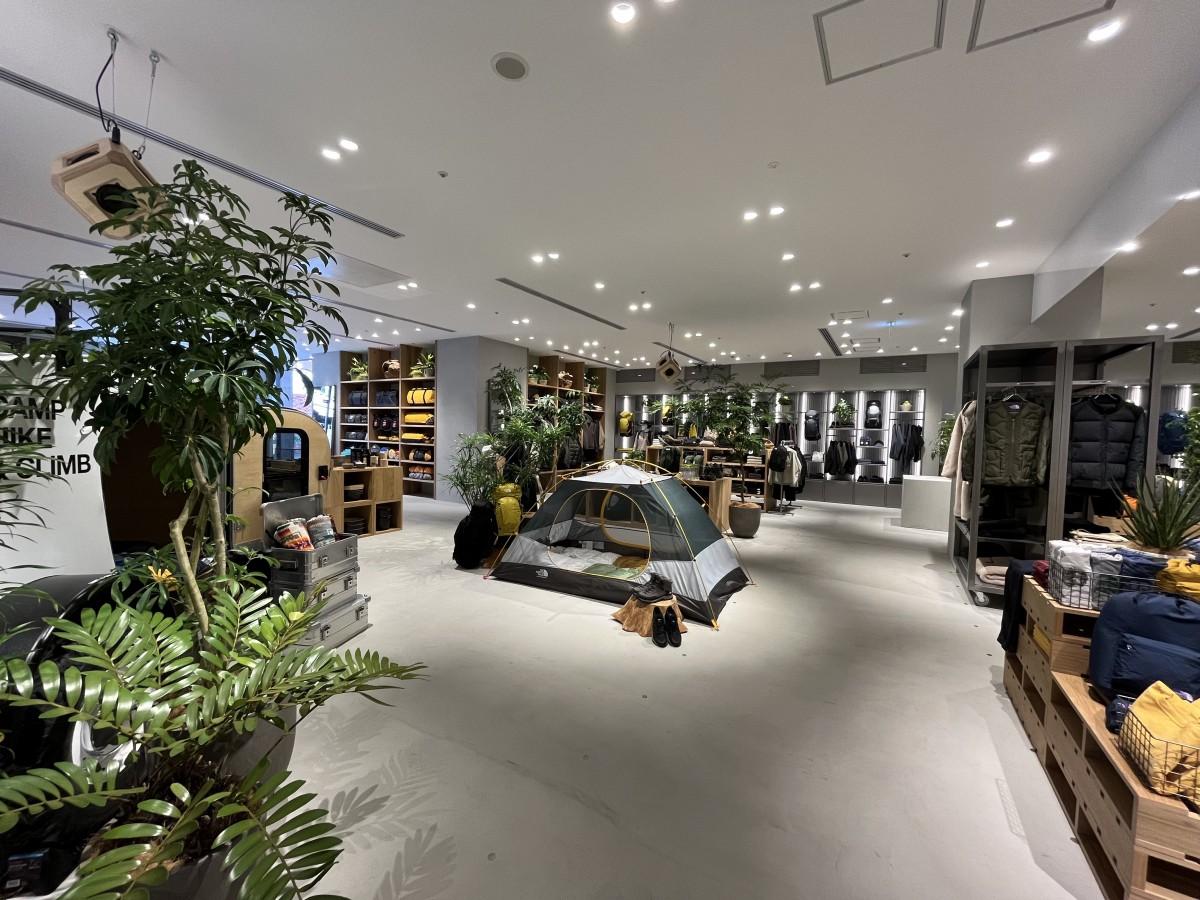 テントやキャンプ用品などを展示する店内。テントはレンタルにも対応する