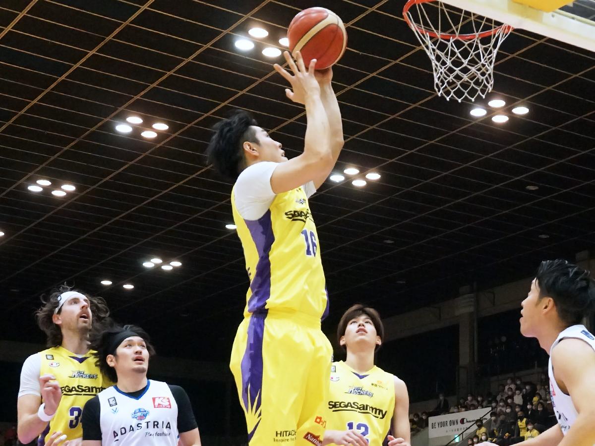 スタートで出場し6得点アシスト4本などをマークした渡辺竜之佑選手（中央）