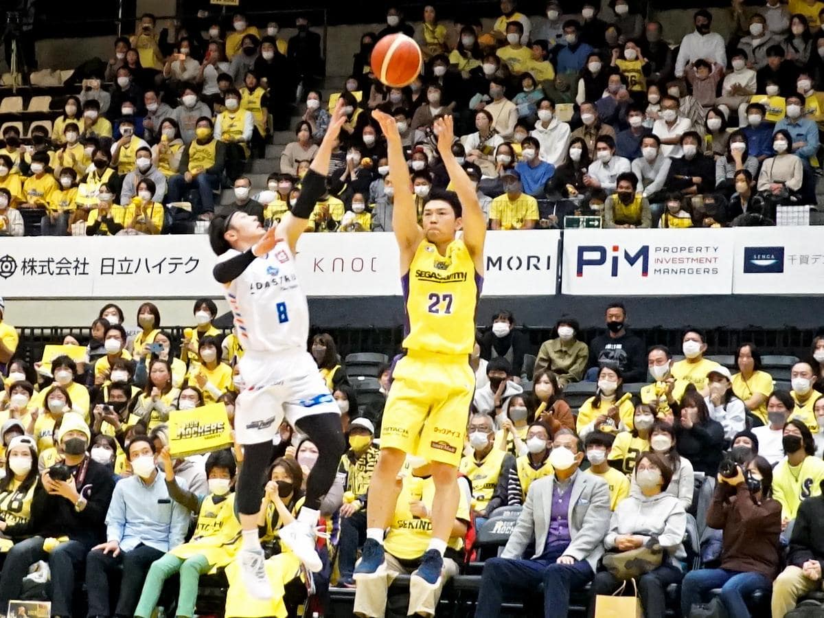 残り2.5秒からの攻撃で3ポイントシュートを決めた石井講祐選手（中央右）