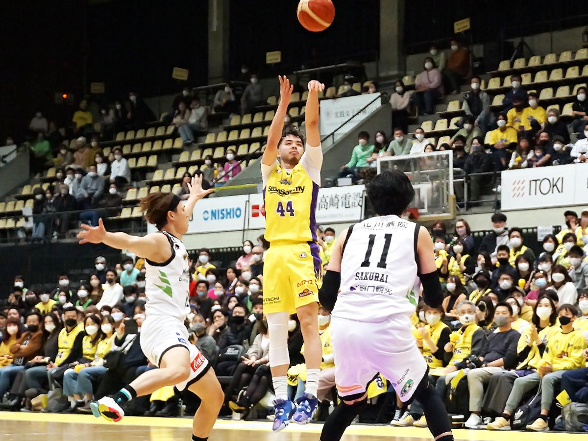 21得点アシスト7本をマークした盛實海翔選手（写真中央）