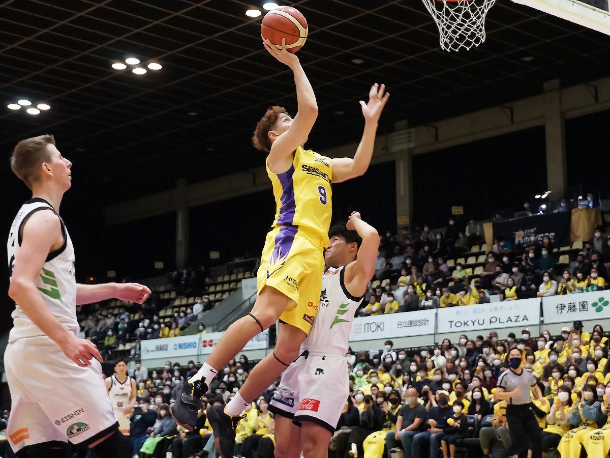 第3クオーターにボールを奪うプレーから得点を挙げたベンドラメ礼生選手（写真中央）
