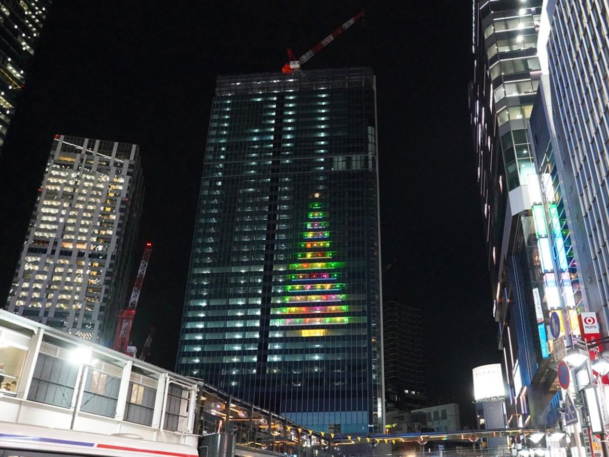 完工前のビル外壁で展開するクリスツリーのイルミネーション