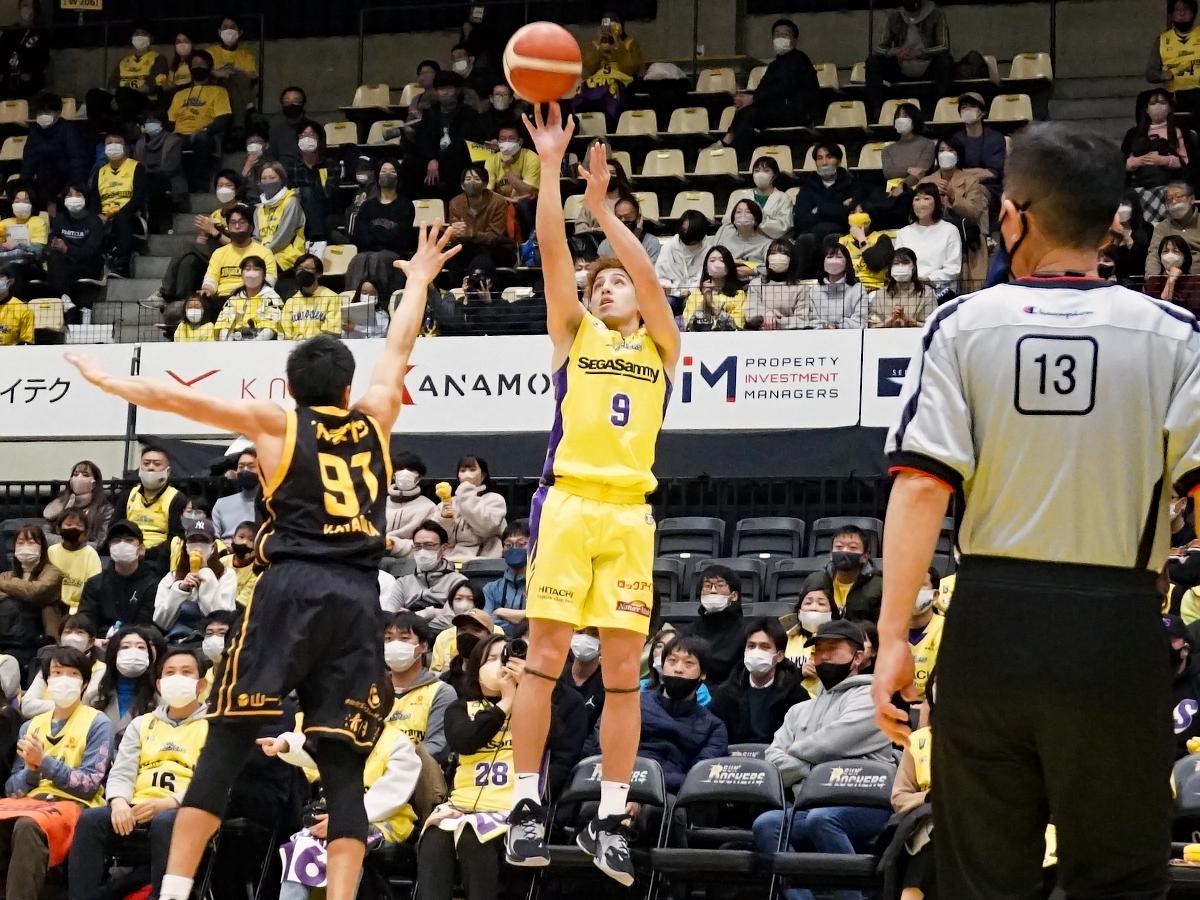 「コート上でできることは勝つことだけ」と話したベンドラメ礼生選手（写真中央）