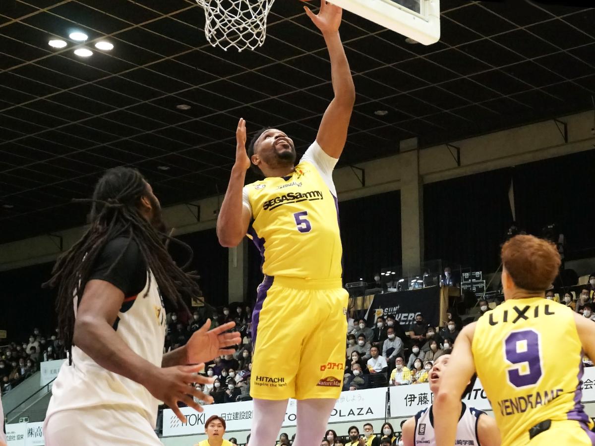チーム最多の26得点を挙げたケビン・ジョーンズ選手（中央）