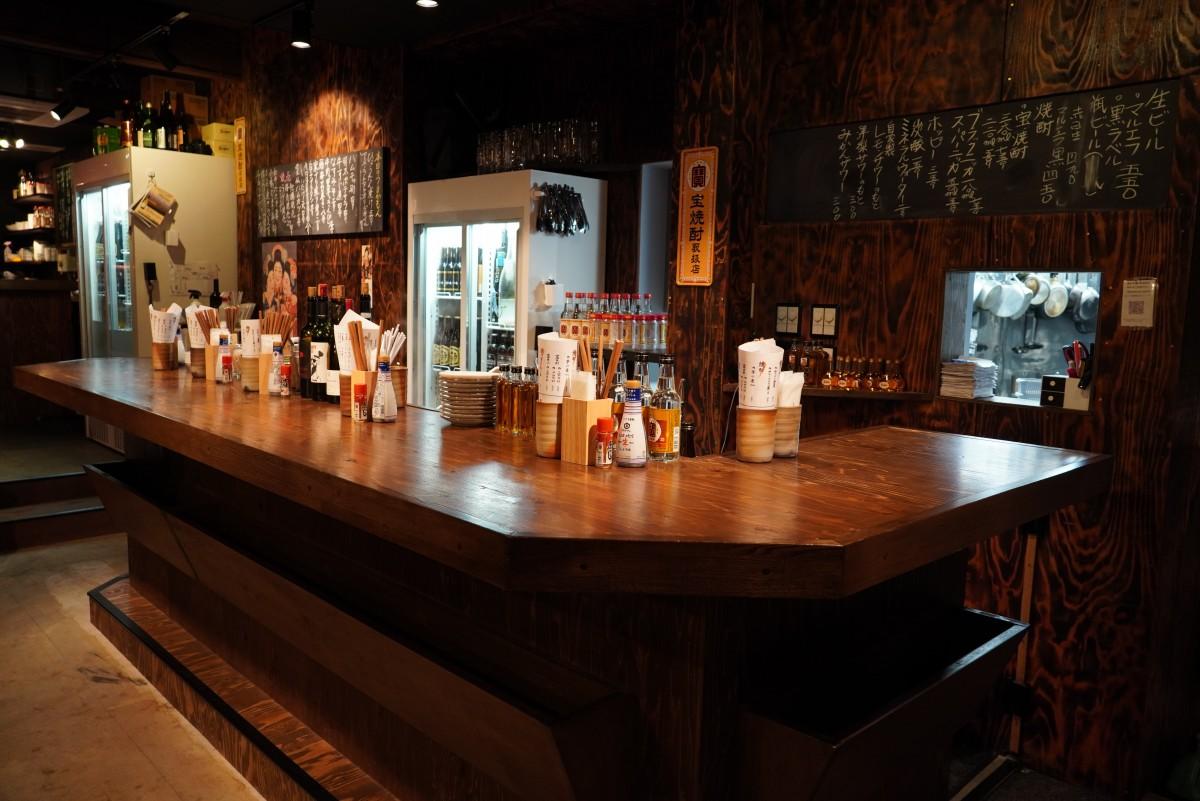 「立呑 富士屋本店」店内。コの字型のカウンターがかつての店を思い起こさせる