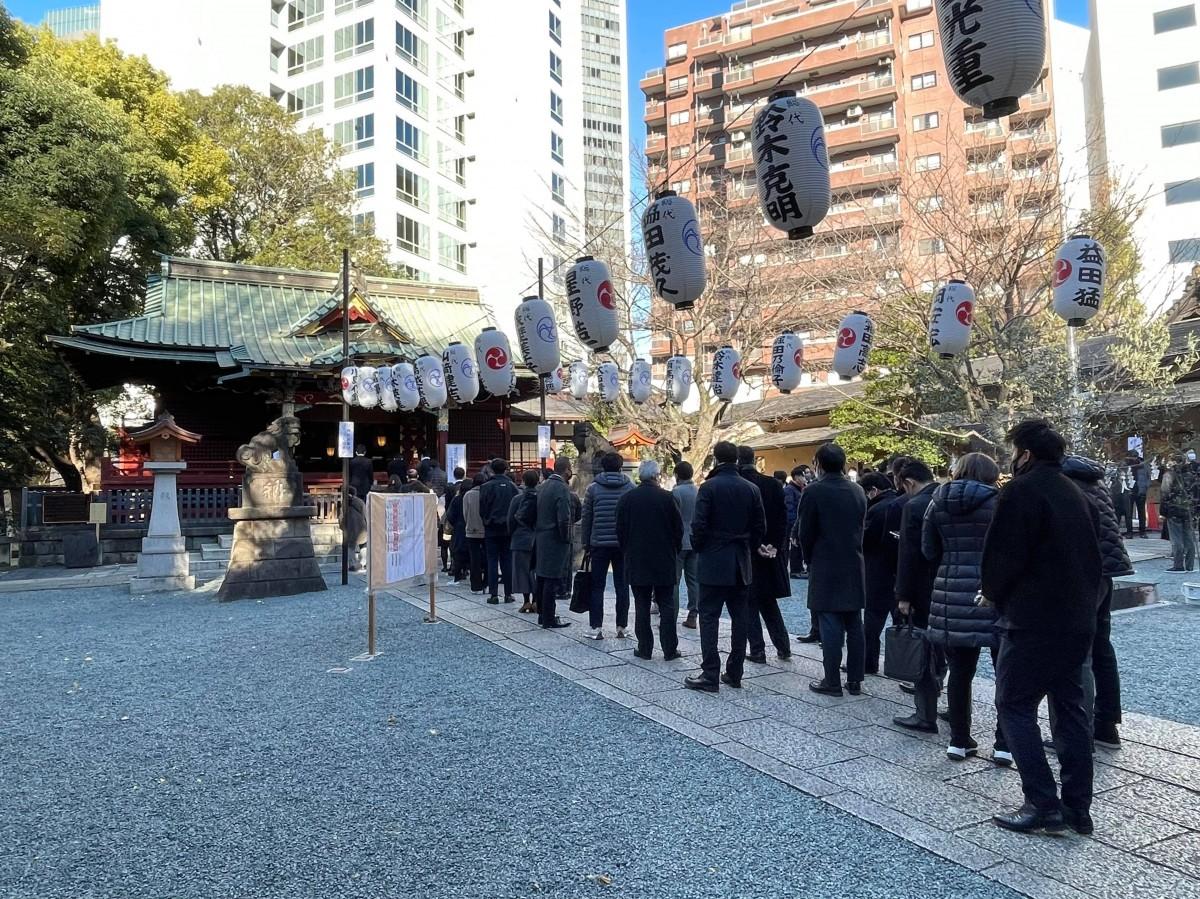 金王八幡宮境内。多くのビジネスパーソンらが列をなしている