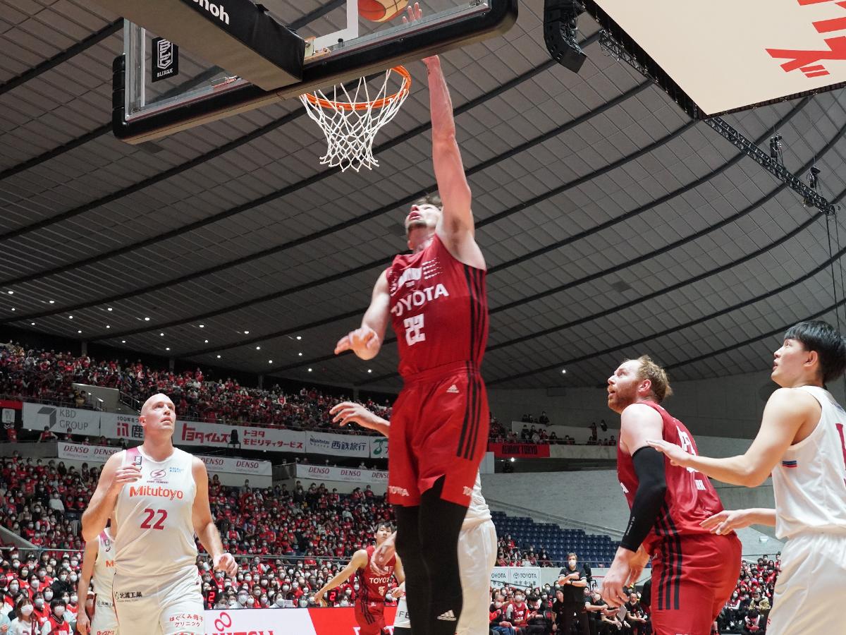 普段とは異なる赤色のユニホームをお披露目したアルバルク東京。写真中央は15得点リバウンド10本などをマークしたライアン・ロシター選手