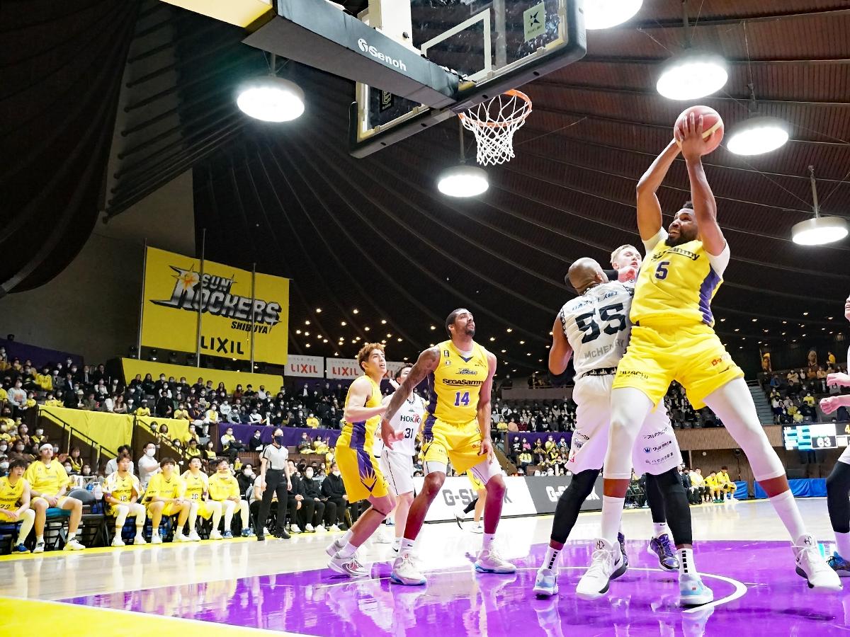 Bリーグ開幕後初めて国立代々木競技場第二体育館でホーム試合を行ったサンロッカーズ渋谷（黄色のユニホーム）