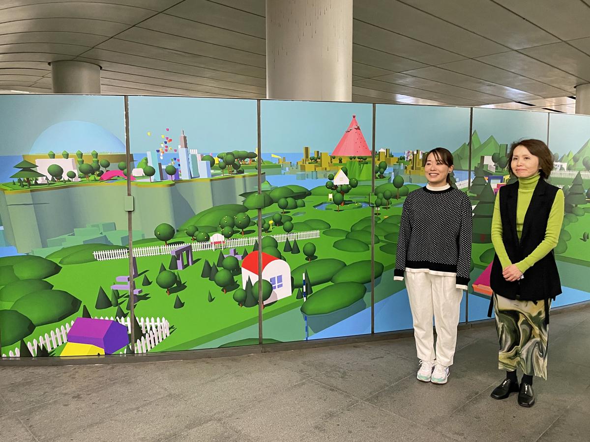 アート作品と現代美術家・原田郁さん（左）、ArtValleyプロジェクトリーダーの高木寛子さん（右）