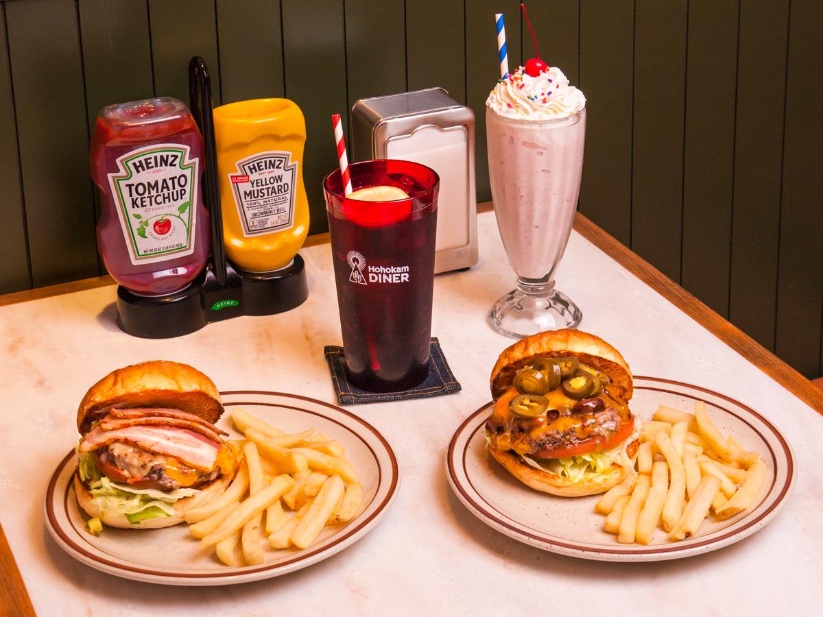 メニューは原宿発バーガー店「THE GREAT BURGER」が監修している