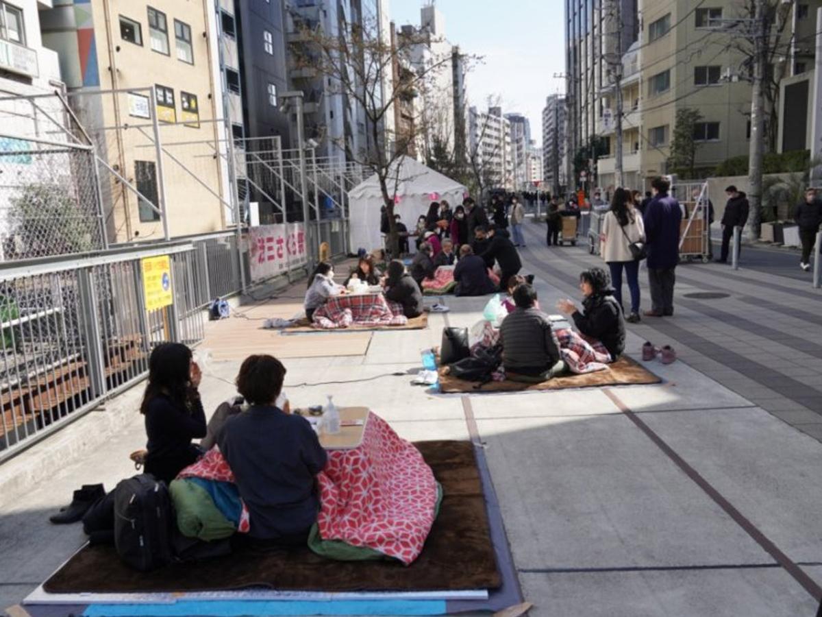 渋谷リバーストリートにこたつを並べている