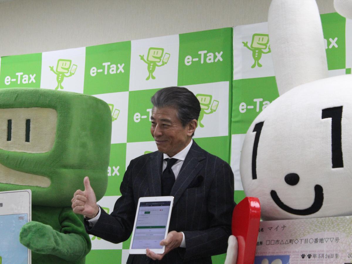 イータ君、マイナちゃんと共にe-Taxの便利さをアピールする館ひろしさん