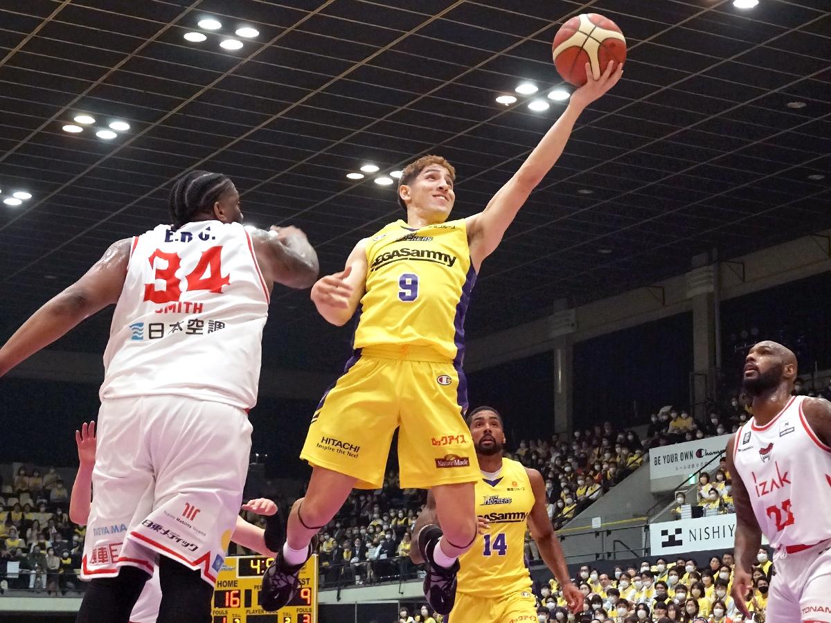 21得点9リバウンド8アシストをマークしたベンドラメ礼生選手（中央手前）