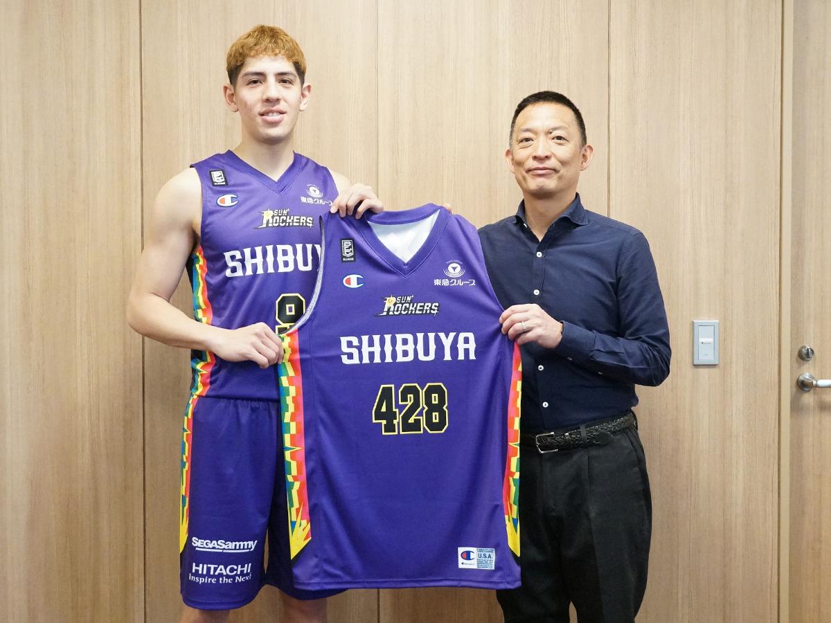 紫のサードユニホームを長谷部健渋谷区長（右）に進呈したベンドラメ礼生選手