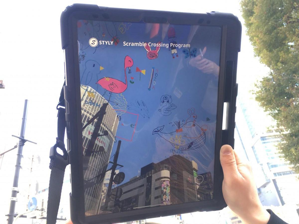 子ども達がワークショップで描いた絵などが見られる渋谷駅前スクランブル交差点付近の上空