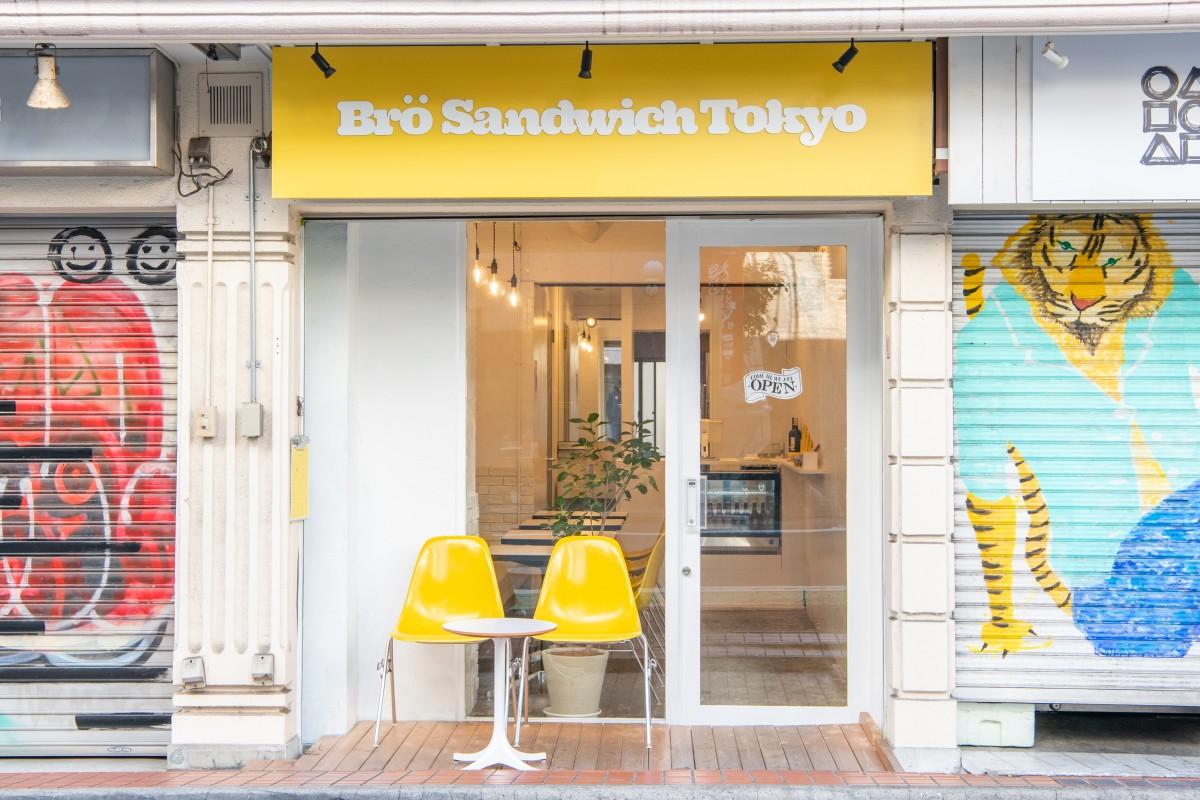 テーマカラーの黄色が目を引く「Bro Sandwich Tokyo」（外観）