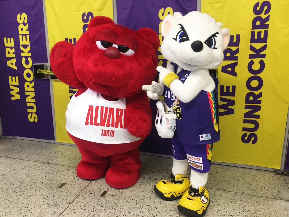 （左から）アルバルク東京のルーク、サンロッカーズ渋谷のサンディー