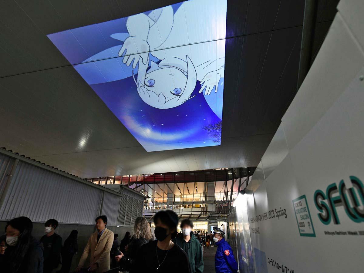 東京メトロ銀座線・渋谷駅の高架下に投影されたプロジェクションマッピングの様子