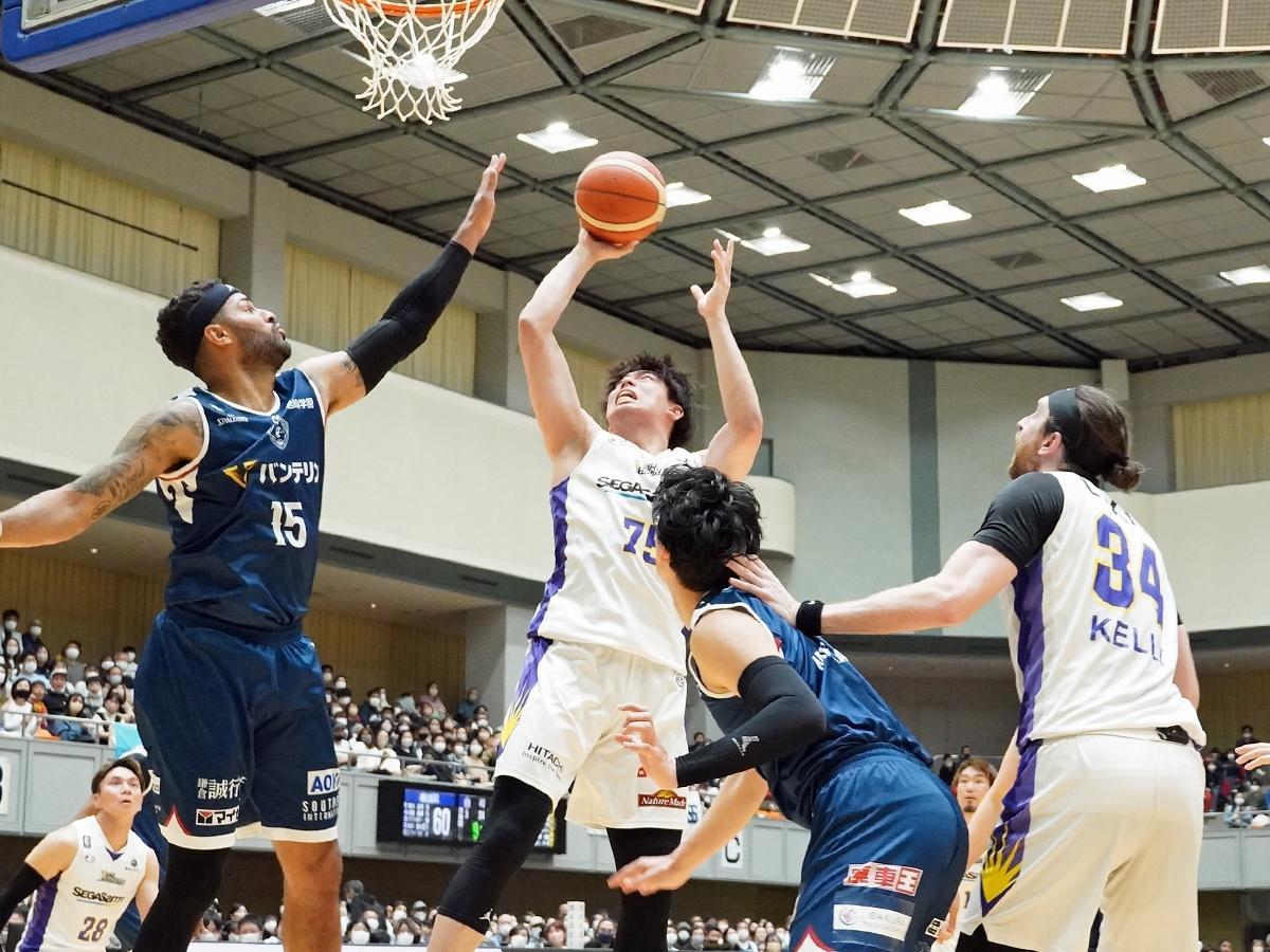 最終クオーターに流れをつくった井上宗一郎選手（写真中央奥）