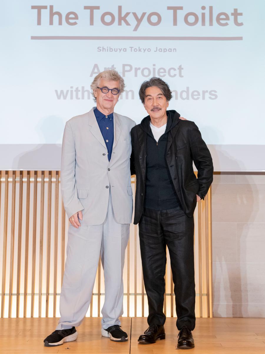 昨年開かれた製作発表に参加した（左から）ヴィム・ヴェンダース監督と役所広司さん