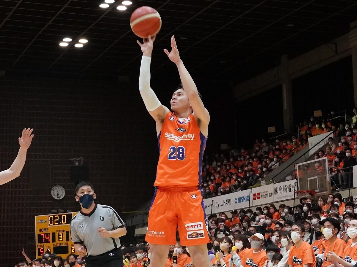第3クオーター最後に3ポイントシュートを決めた津屋一球選手