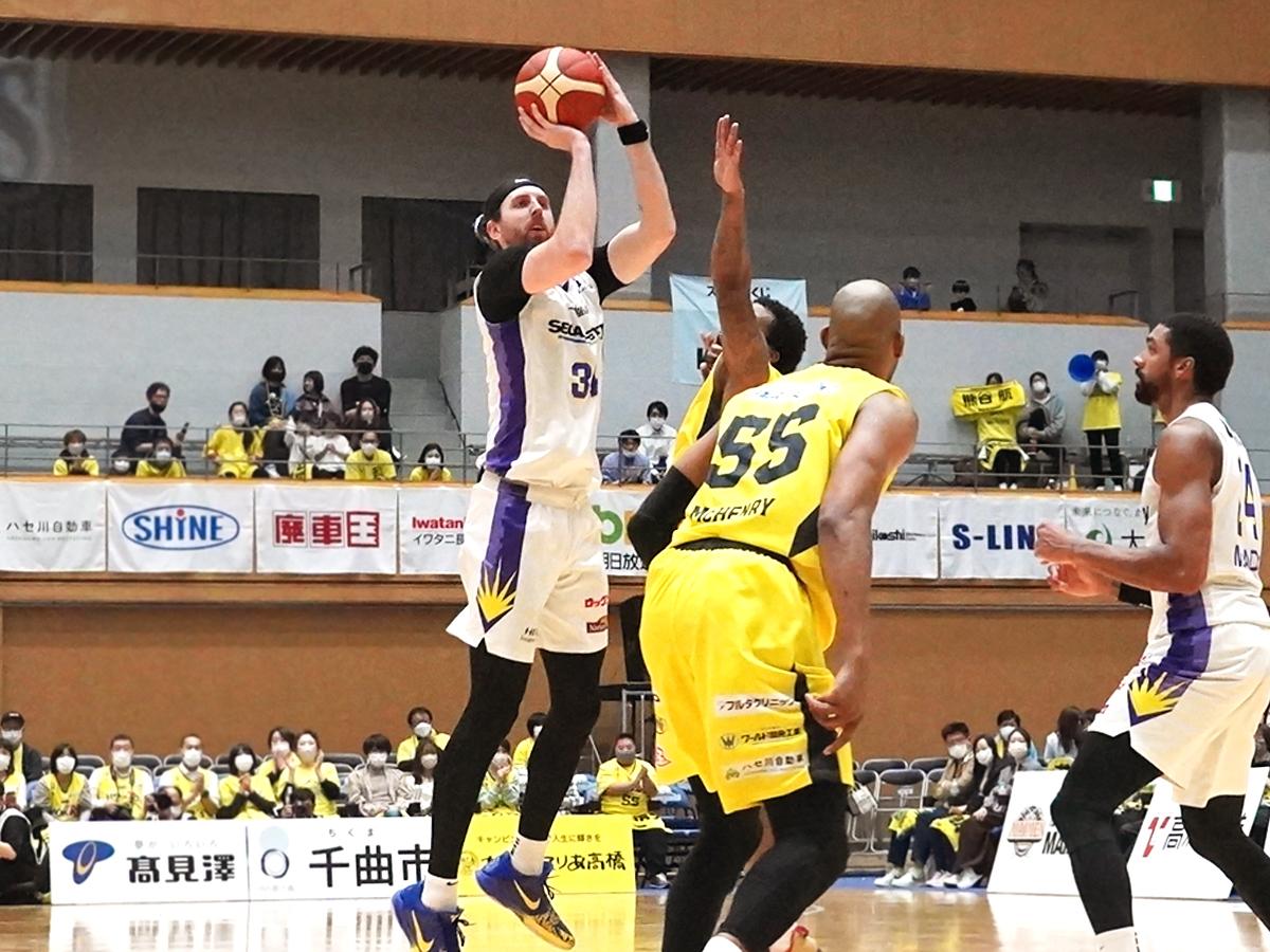 終盤にタフな3ポイントシュートを沈めたライアン・ケリー選手（左）
