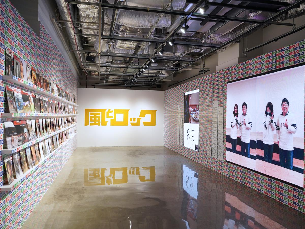 場内のモニターでは過去に撮影したアーティストや俳優たちの写真などを上映