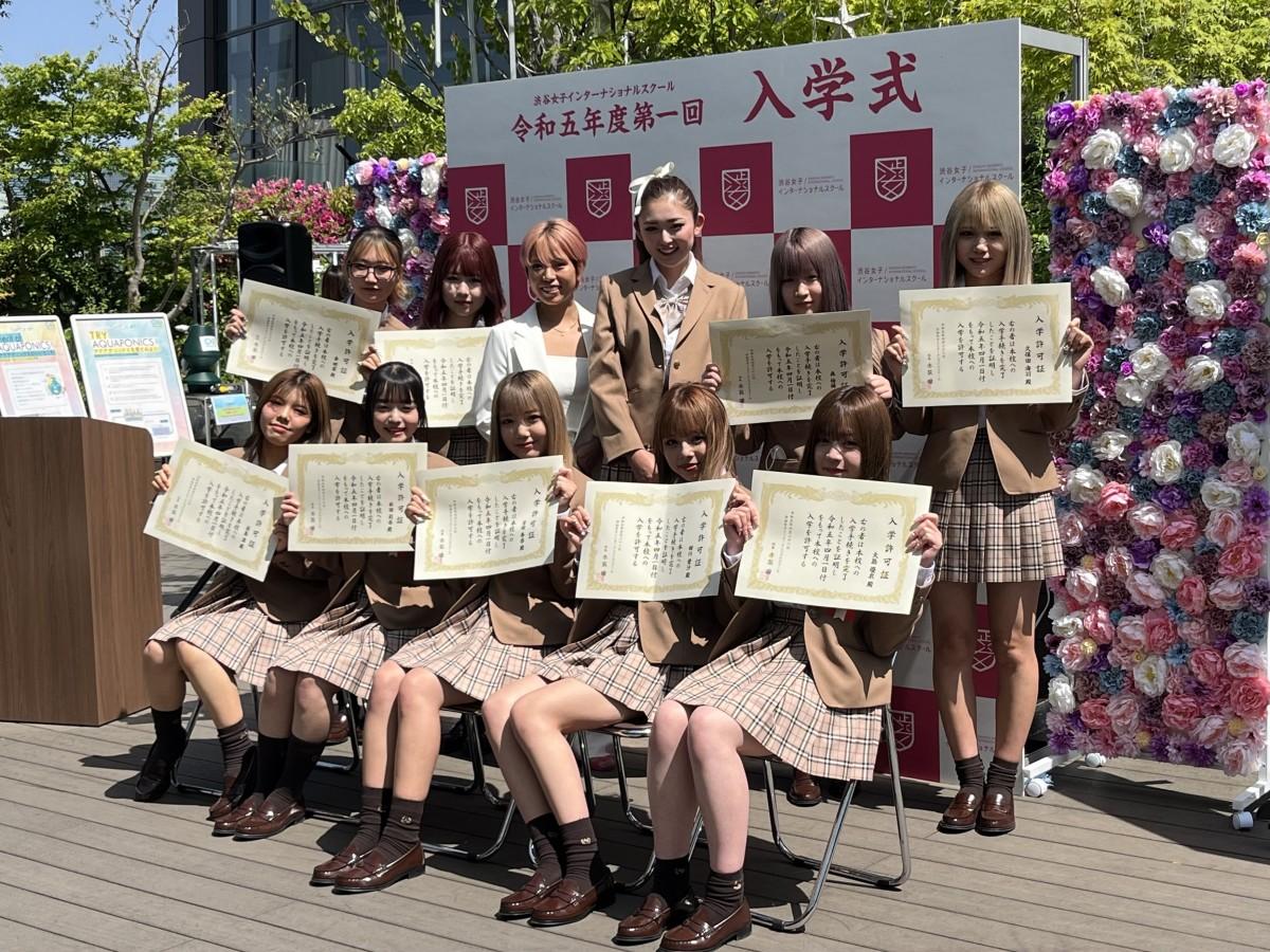 入学許可証を持ち写真撮影（後方中央＝右・ゆうちゃみさん、左・赤荻さん）