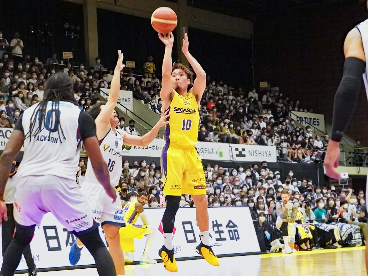 13得点アシスト8本と攻撃を引っ張った小島元基選手（写真中央）
