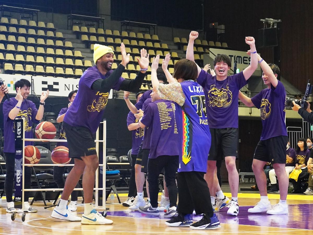 ファンのシュートが決まり勝利したチームパープル