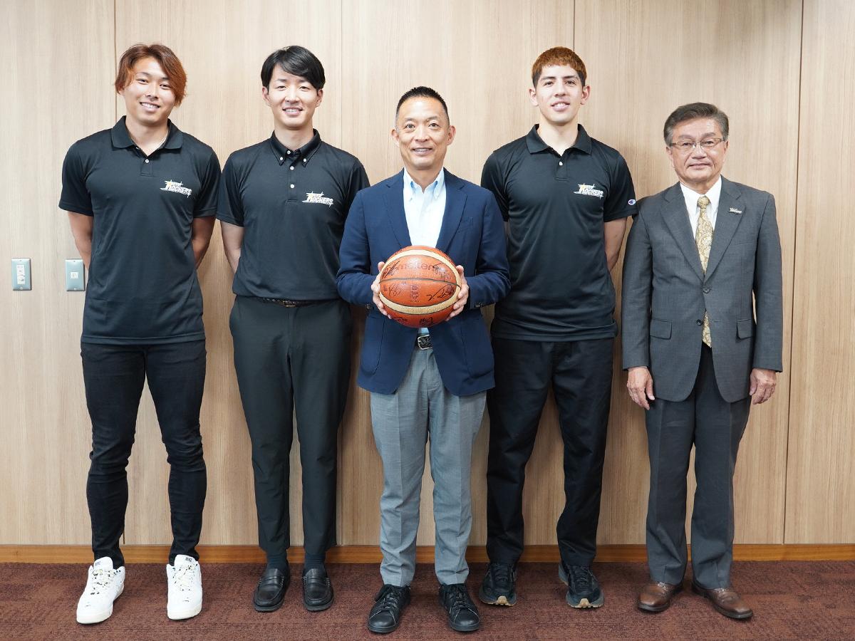 （左から）関野剛平選手、浜中謙ヘッドコーチ、長谷部健渋谷区長、ベンドラメ礼生選手、浦長瀬正一社長