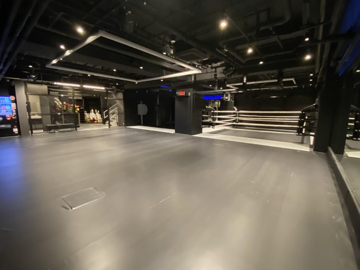 黒を基調にしたスタジオ