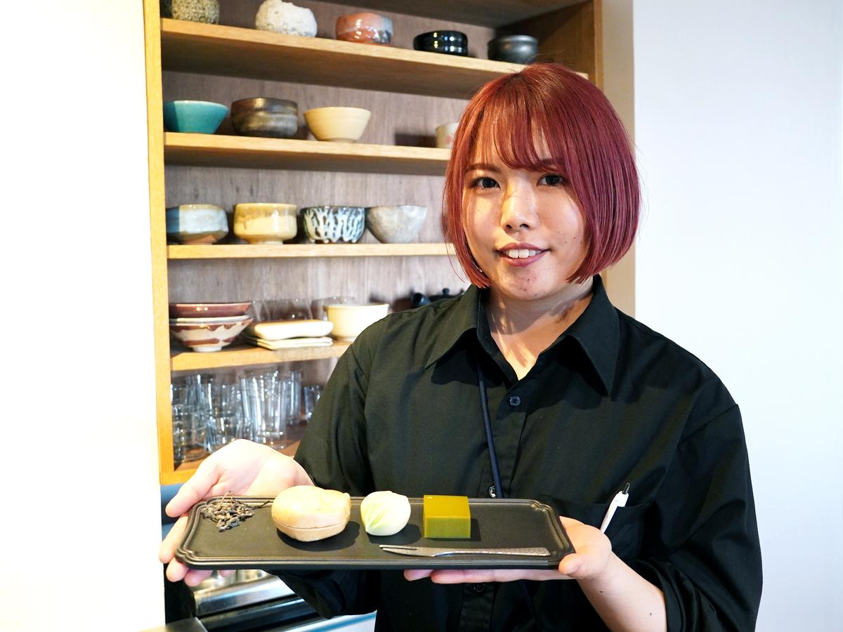「普段和菓子を食べない人にこそ、気軽に来ていただきたい」と話す寿里さん