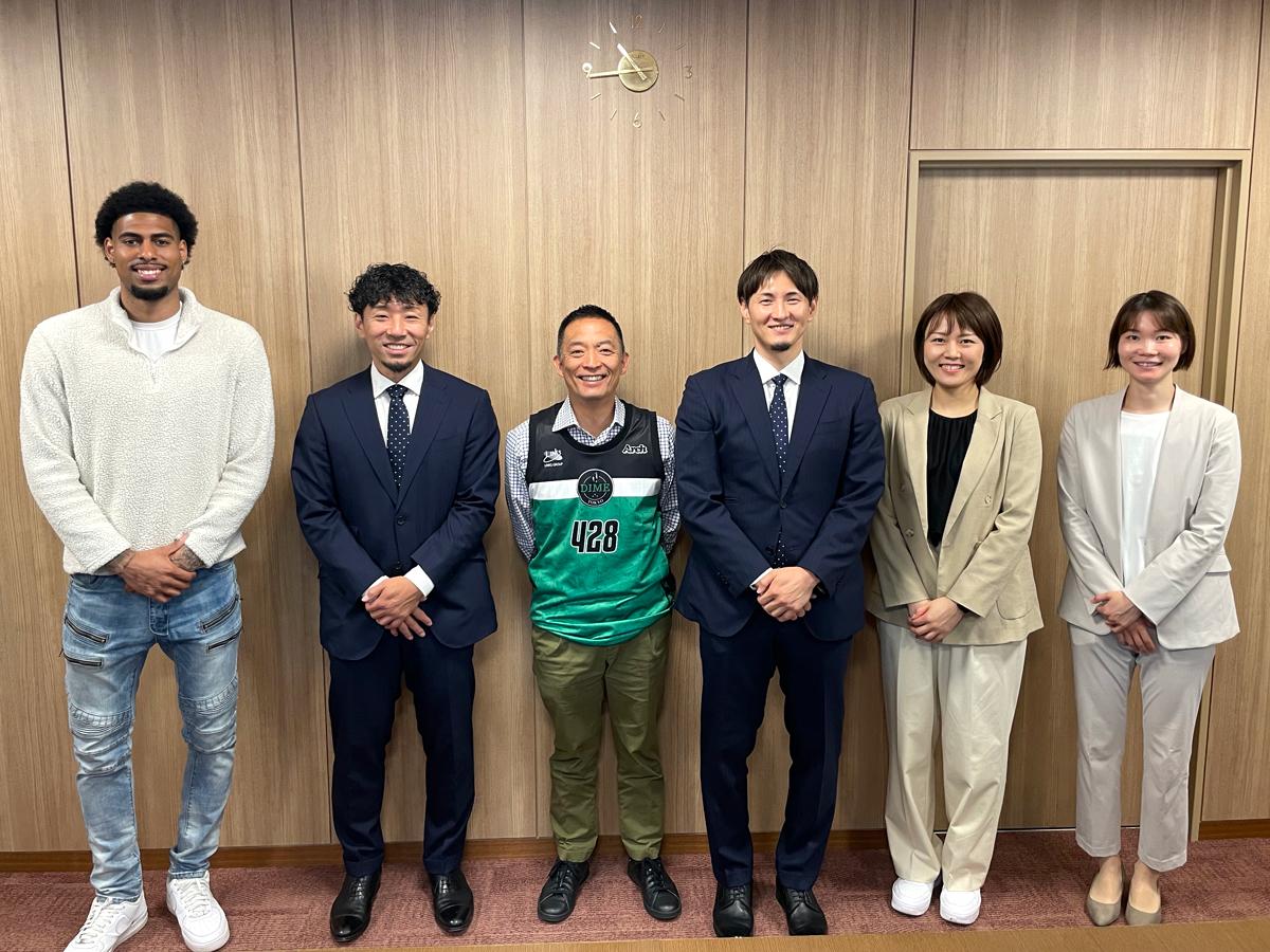 （左から）アドネシー・ジョシュア・ブラマー選手、鈴木慶太選手、長谷部健渋谷区長、岡田優介さん、小原みなみ選手、藤岡麻菜美選手