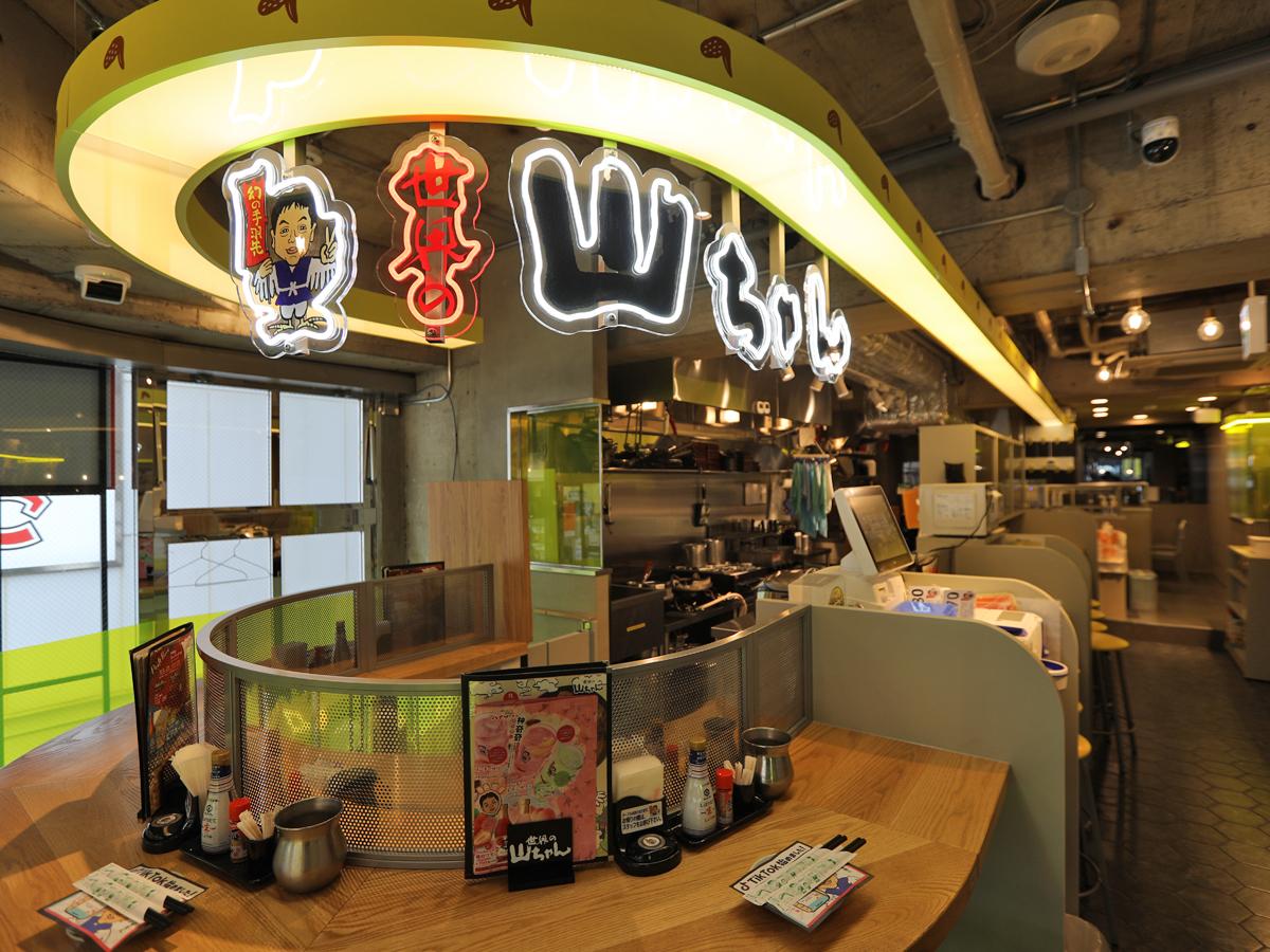 ネオンを取り入れるなど「カジュアル」に仕上げた店内