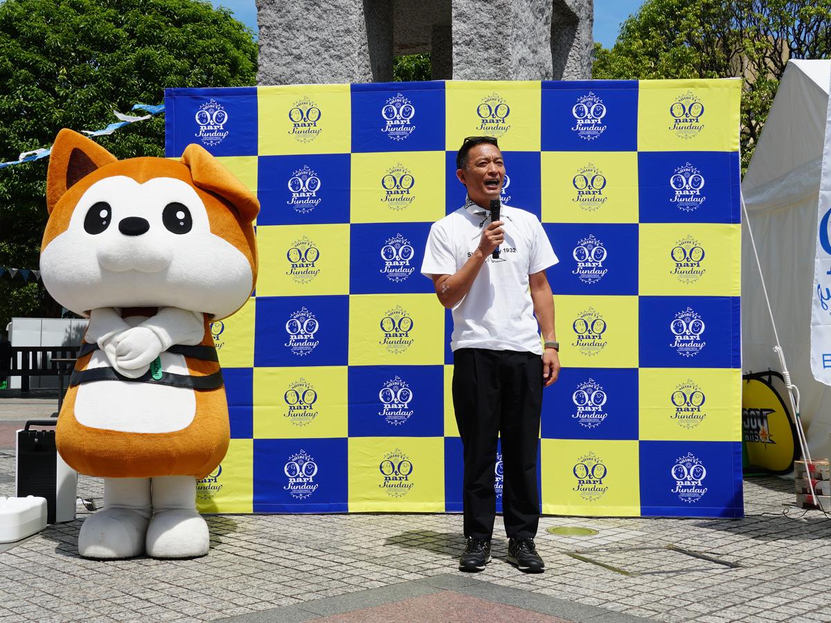 恵比寿ガーデンプレイス・時計広場で開会宣言する長谷部健健渋谷区長と渋谷区のデジタル地域通貨「ハチペイ」の公式キャラクター「SHIBUYA●HACHI」（●はハート）