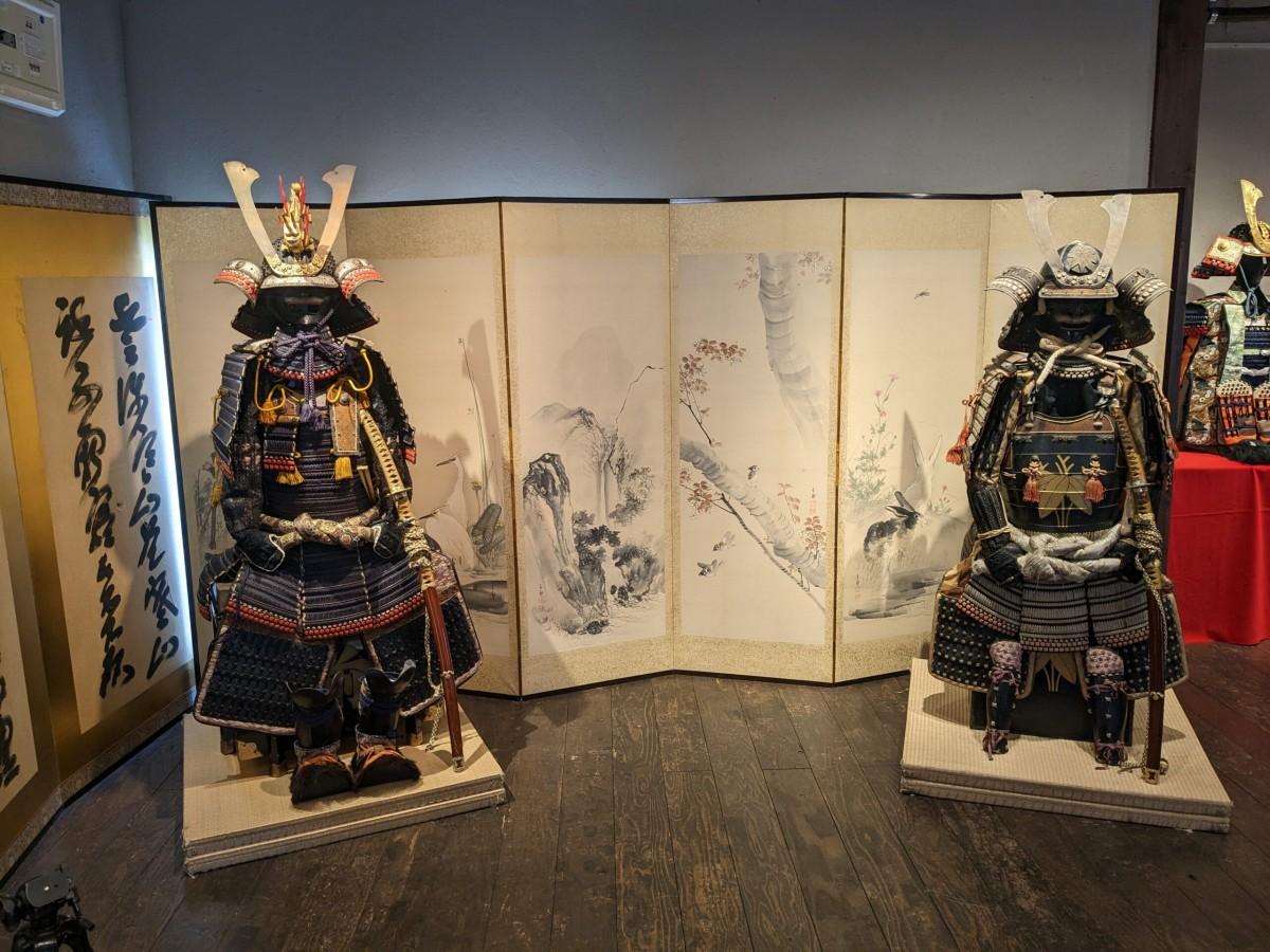 「ホームランかぶと」として知られるかぶとの上位モデル（写真左）も展示・販売