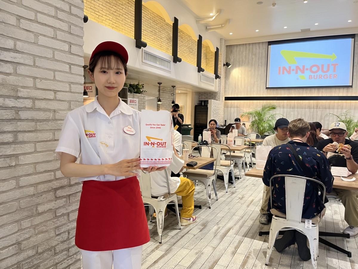 「In-N-Out Burger」ポップアップ店内で商品を手にするスタッフ