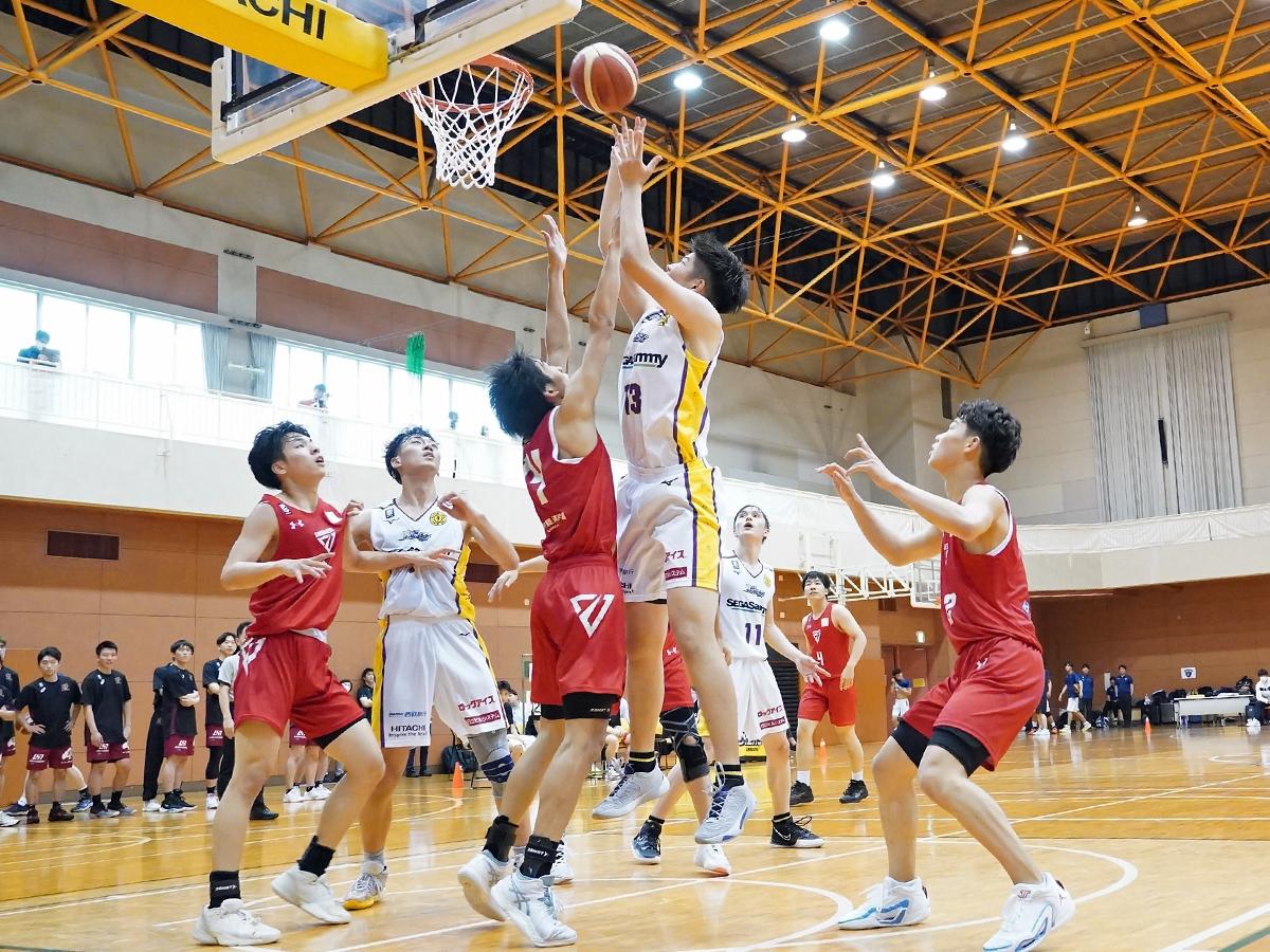 大森康瑛選手（左から2番目）や井伊拓海選手（同4番目）の活躍で千葉ジェッツU18に勝利したサンロッカーズ渋谷U18